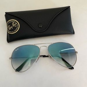Womens Ray Ban Aviator sunglass. Like new! Worn only 1 time.